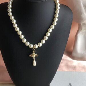 Brand new Vivienne Westwood  Pearl necklace in gold